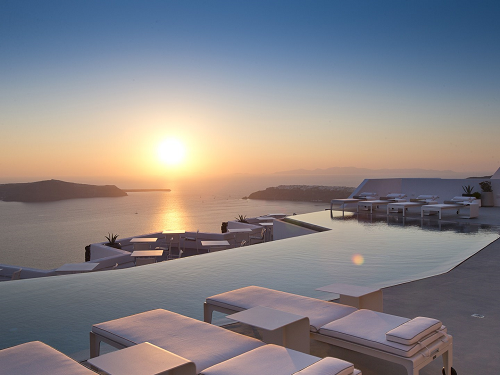 Piscina do hotel Grace Santorini