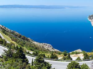 Estrada na Croácia com o oceano ao fundo