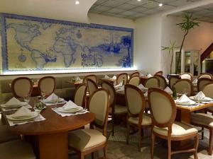 Foto interna do restaurante lareira portuguesa