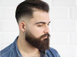 Imagem de modelo com barba quadrada