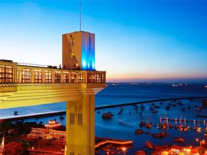 Foto do elevador Lacerda ao anoitecer