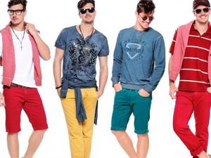 homens com roupas claras