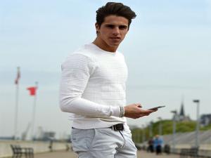 homem com roupas claras