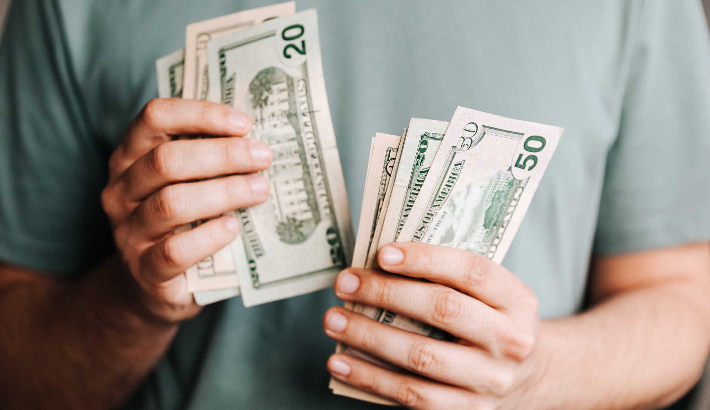 Como receber o auxílio de um homem rico