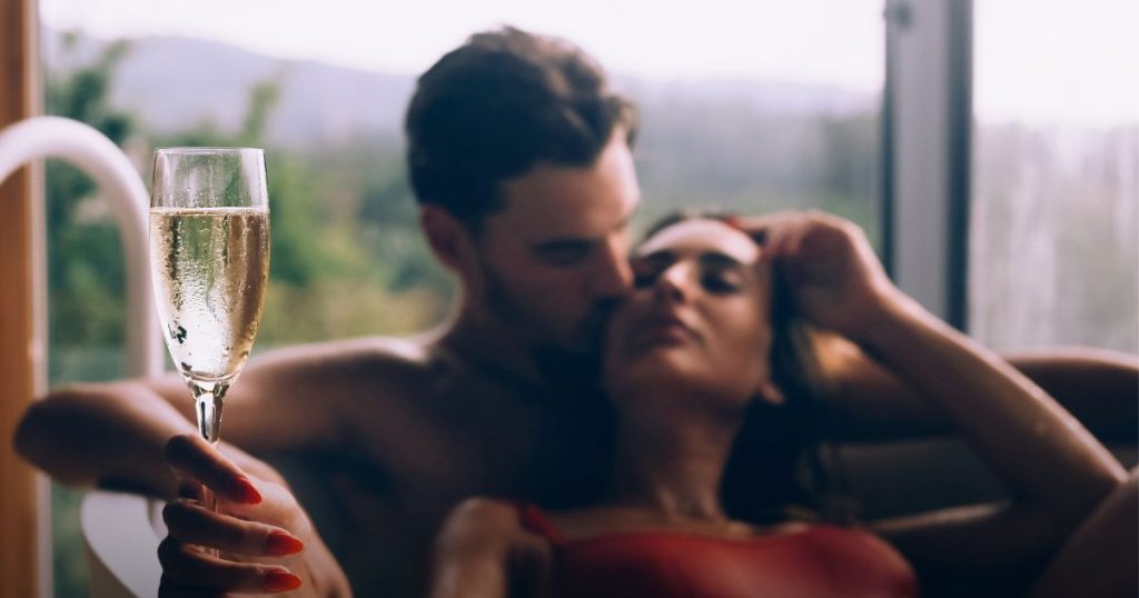 Casal em ambiente luxuoso
