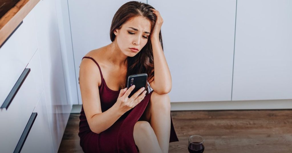 Mulher triste esperando por mensagem